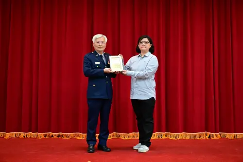 ▲ 少年隊同仁黃如玉接受署長頒獎畫面。（圖／高市警局少年隊）