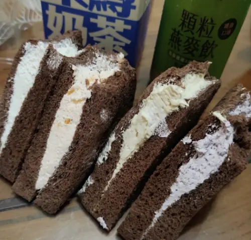 ▲萊爾富最近被討論微波食品、熟食區進步超多，三明治餡料滿滿炸開，童叟無欺。（圖/Threads）