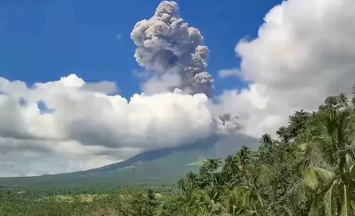 影／菲律賓馬榮火山噴發！濃煙竄3000公尺高　周圍居民急撤離