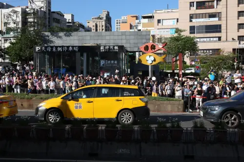 ▲由於宮廟已塞滿人，支持者也溢流到對面道路上。（圖／記者陳明安攝，2026.10.30）