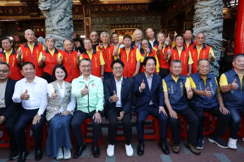 ▲沈伯洋下午偕同總統賴清德赴「天母三玉宮」參香祈福。（圖／記者陳明安攝，2026.10.30）