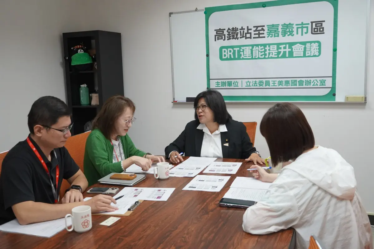 ▲王美惠說明經交通部、公路局、鐵道局及高鐵公司研議後，下月起嘉義BRT每週增26班。（圖／王美惠國會辦公室提供）