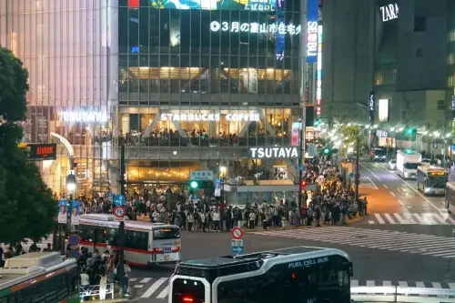 ▲睽違6年週六萬聖節！東京全面戒嚴　忠犬小八像封到11/1（圖／截自日本新聞網）