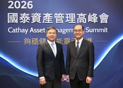 ▲國泰資產管理以國泰投信為核心，水平整合集團投研、商品、通路及高資產服務資源，今年進一步採行雙投資長（CIO）制度，由資深副總林士喬（右）與鄭立誠（左）共同擔任投資長。（圖／國泰金提供）