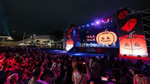 高雄萬聖節點燈了！大南瓜最後亮相、親子星光大道超吸睛