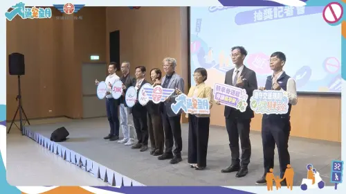 ▲公路局舉辦交通零違規抽獎，在政風與律師見證下公開抽出得獎者。（圖／翻攝自公路局：公路人臉書）