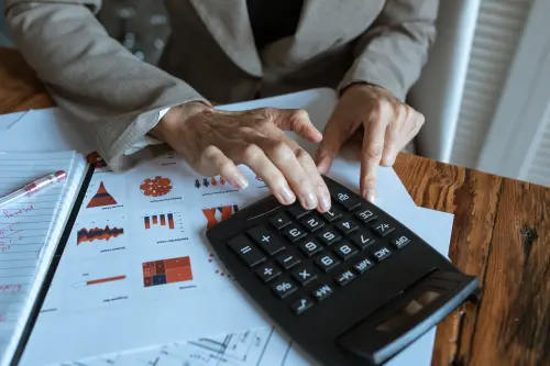 ▲退休金一次領或按月領各有優劣，勞工申請前應精算財務缺口與生活開銷。（示意圖／取自Pexels）