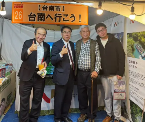 ▲ 臺南市長黃偉哲於活動現場發送臺南農特產品試吃品，與日本民眾熱情互動。（圖／南市府提供）