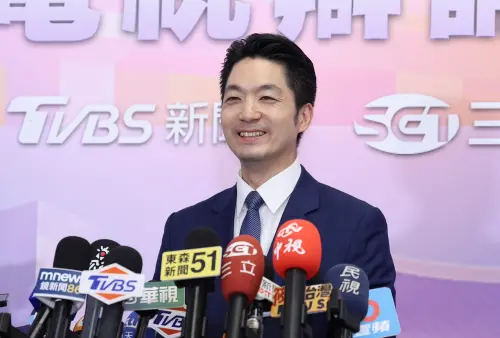 北市辯論／蔣萬安胸別「台北隊」徽章登辯論！兒子送「幸運吻」