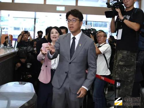 ▲民進黨台北市長候選人沈伯洋辯論前接受媒體聯訪，胸前佩戴「彩虹台灣」徽章，表達對同志大遊行的支持。（圖／記者朱永強攝）