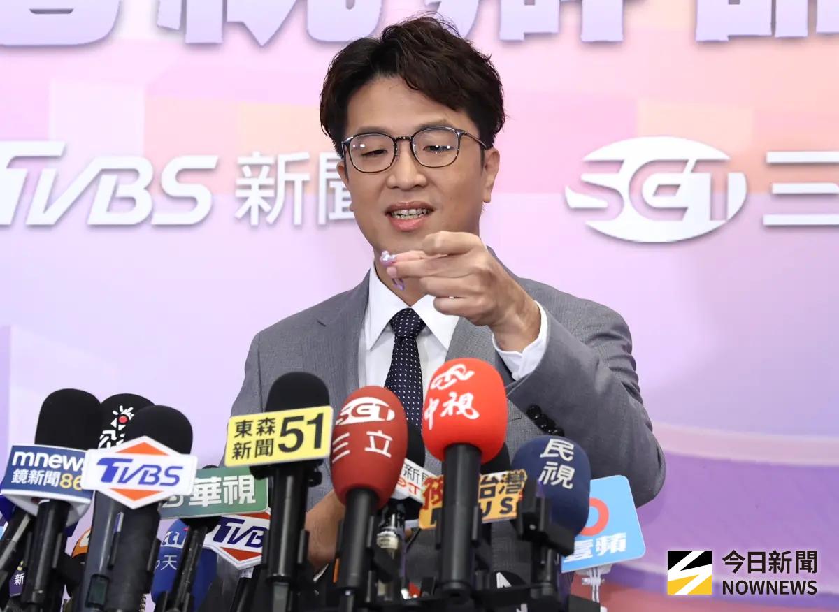 沈伯洋辯論前亮幸運小物！女兒送小髮圈　胸前別「彩虹台灣」徽章