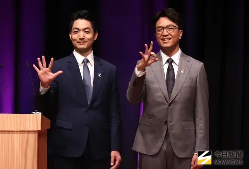 ▲蔣萬安（左）、沈伯洋（右）辯論交鋒，意外成為高雄民眾的健身素材。（圖／記者朱永強攝）