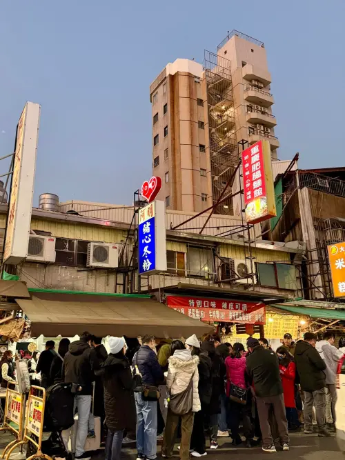 ▲阿明豬心冬粉門口經常可見排隊人潮（圖／取自阿明豬心冬粉臉書）