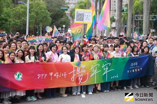 ▲副總統蕭美琴、立委蘇巧慧與民進黨性平部響應2026年同志大遊行。（圖／記者葉政勳攝）