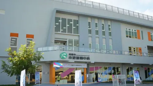 ▲高雄市小港運動中心外觀設計巧妙融合現代幾何線條與在地綠意景觀，建築本體兼具時尚感與功能性。（圖／高市府提供）