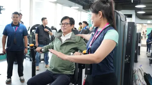 ▲市長陳其邁實地巡視場館設施，並親自體驗健身房內的胸推機。（圖／高市府提供）