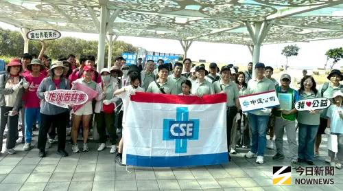 ▲中鋼運通公司攜手高雄市茂林國中共同舉辦115年林園海洋濕地公園岸際沙灘淨灘活動。(圖／記者黃守作攝，2026.10.31)