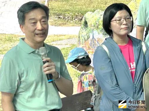 ▲中鋼運通公司攜手高雄市茂林國中共同舉辦115年林園海洋濕地公園岸際沙灘淨灘活動，由中鋼運通公司董事長黃一中(左)與茂林國中校長陳儷今(右)共同主持。(圖／記者黃守作攝，2026.10.31)