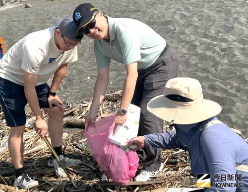 ▲中鋼運通公司攜手高雄市茂林國中共同舉辦115年林園海洋濕地公園岸際沙灘淨灘活動，中鋼運通公司董事長黃一中(左2)參與淨灘活動，為海洋永續盡心力。(圖／記者黃守作攝，2026.10.31)