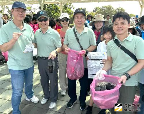 ▲中鋼運通公司攜手高雄市茂林國中共同舉辦115年林園海洋濕地公園岸際沙灘淨灘活動，中鋼運通公司員工及眷屬展示淨灘成果。(圖／記者黃守作攝，2026.10.31)