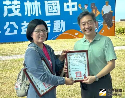 ▲茂林國中校長陳儷今(左)致贈感謝狀給中鋼運通公司，由中鋼運通董事長黃一中(左)代表接受，以深化長年偏鄉認養情誼。(圖／記者黃守作攝，2026.10.31)