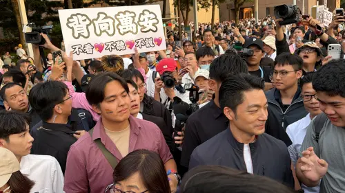 快訊／蔣萬安現身同志遊行被噓爆！警察局長坐鎮護駕快閃10分鐘