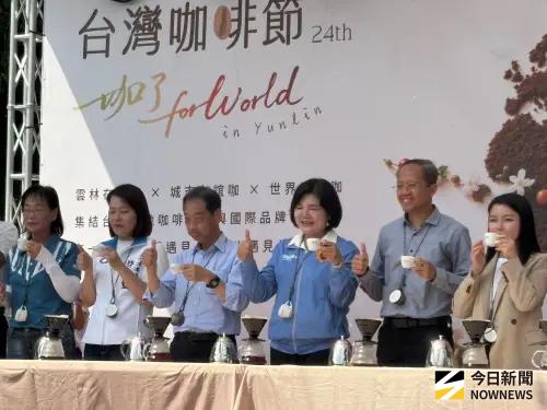 ▲邁入第24屆的台灣咖啡節，今日以手沖咖啡儀式揭開序幕，與會貴賓並當場細品最甘醇咖啡，（圖／記者金武攝，2026.10.31)