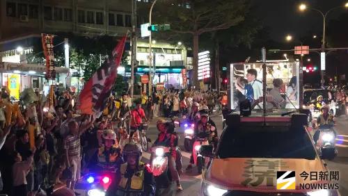 ▲沈伯洋「洋流號」車掃前進台北市中正、萬華區。（圖／台灣新聞攝影協會提供）