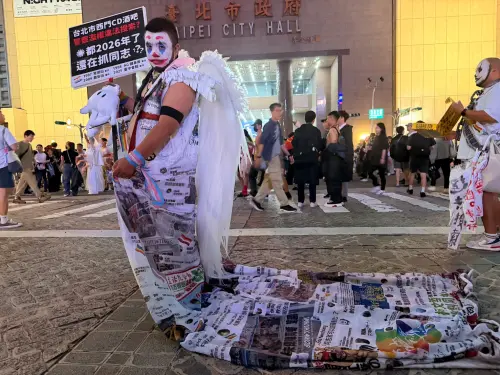 ▲被問到為何要舉這個手牌，民眾「虎迪」說，有很多同志至今都沒辦法現身，「我覺得多一個人走出來，就是多一個曝光」。（圖／記者蘇柏銓攝）