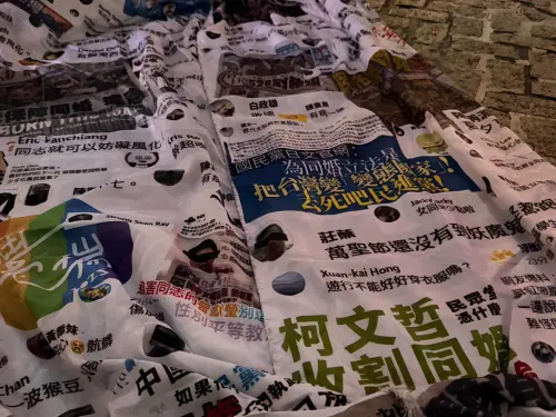 ▲民眾「虎迪」將網路上的惡意言論都穿到身上，他說這些言論就是永遠不會消失，但沒關係，「我們不要把它放在心靈裡面，這些惡意的言論始終會成為我們推動性別議題、平權議題，然後各式各種議題的能量，它會成為我們的戰袍」。（圖／記者蘇柏銓攝）