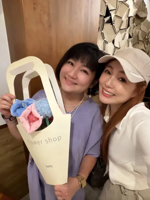 ▲Selina（左）迎來45歲生日，丫頭分享與對方慶生的合照，讓Selina的近貌再度受到關注。（圖／丫頭IG@ava112411）