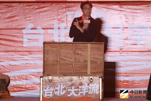 ▲「洋流號」開進台北市中正、萬華區，民進黨台北市長候選人沈伯洋於萬華龍山寺進行市政開講。（圖／記者葉政勳攝）