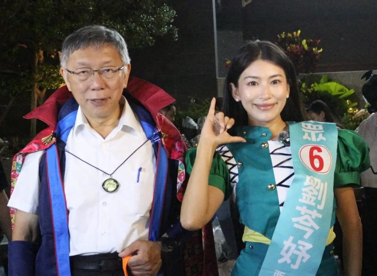 ▲柯文哲今晚陪同台中市議員候選人劉芩妤變裝掃街。（圖／劉芩妤提供，2026.10.31）