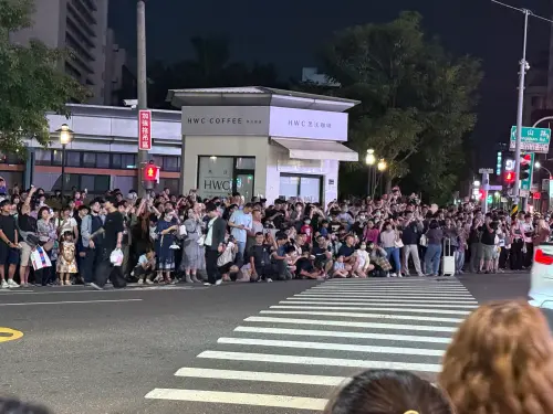 ▲就連新光三越台南中山店對街，也擠滿人潮。（圖／記者葉盛耀攝）