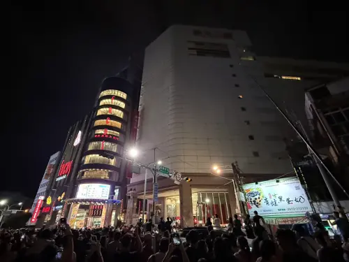▲完全熄燈後的新光三越台南中山店，一樓店面還亮著，因為還有廠商尚在撤櫃。（圖／記者葉盛耀攝）