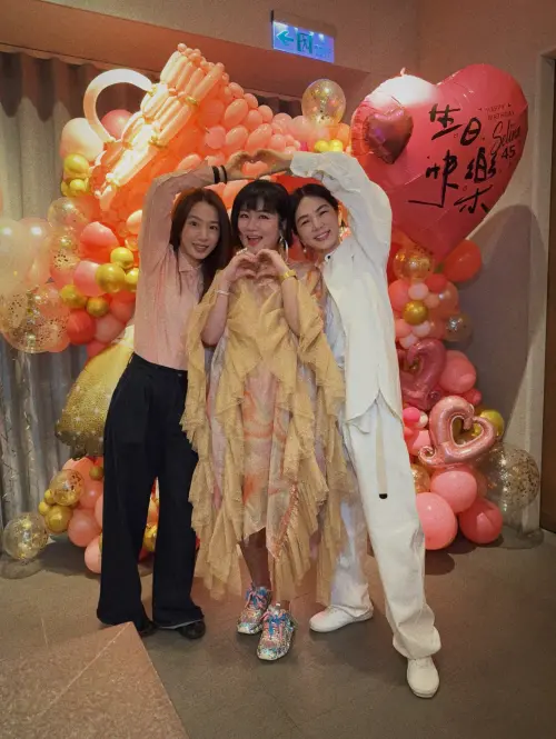 ▲Selina（中）在生日這天分享S.H.E合體慶生的照片，讓大批粉絲直呼感動。（圖／Selina臉書）