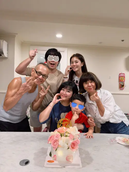 ▲Selina（中）抱著兒子「小腰果」，身旁還有任爸（左起）、男友「小徐」、妹妹任容萱及任媽，一家子聚在一起，氣氛溫馨感人。（圖／Selina臉書）