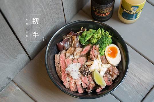 口水直流！炭火直燒澎湃牛排丼，只好先吃再減肥～～
