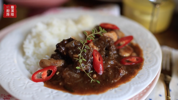 【蘿潔塔的廚房】紅酒燉牛肉，搭白飯、馬鈴薯泥都好吃！
