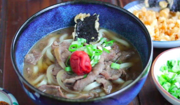 型男主廚上菜／【MASAの料理ABC】牛肉烏龍麵&海苔酥片
