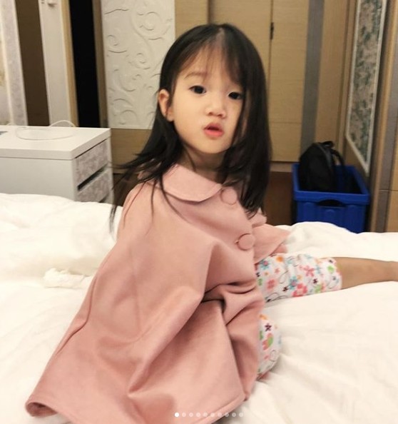 隋棠1歲女兒「長髮披肩+大眼」太撩人！　網驚：根本媽媽迷你版！
