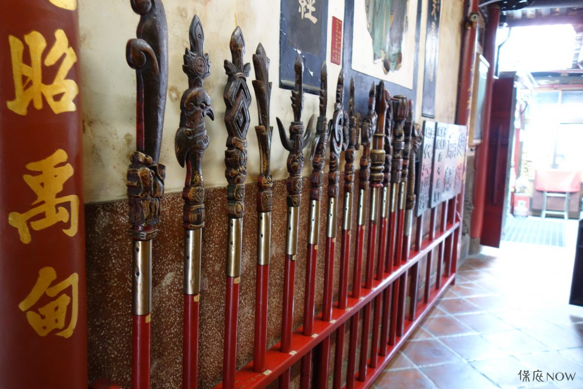 廟中的執事牌與儀仗兵器。（圖／保庇NOW）