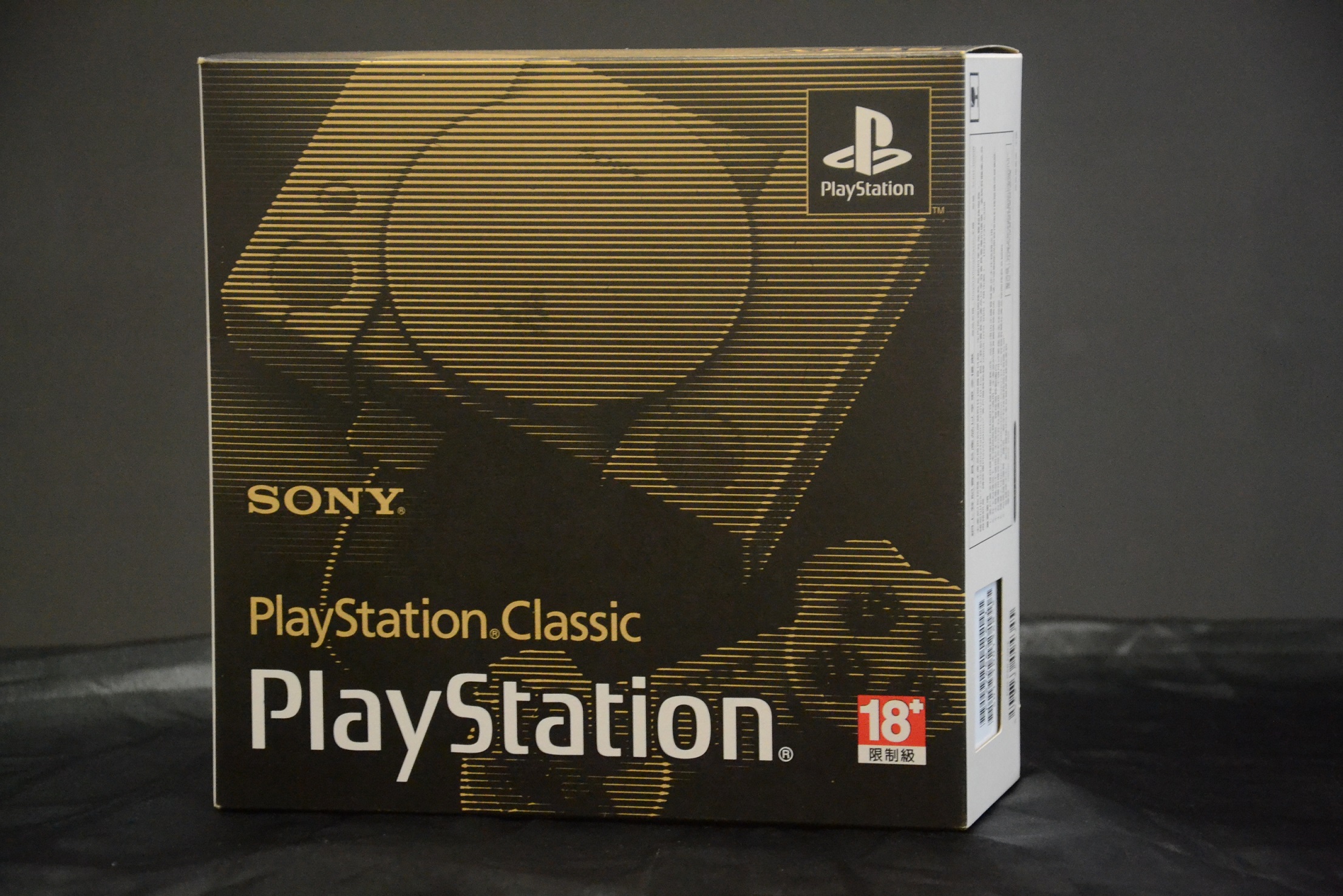 ▲「 PlayStation Classic 」外盒正面，完全仿製最初版PS1的外觀。（圖／記者顏大惟攝，2018.11.13）