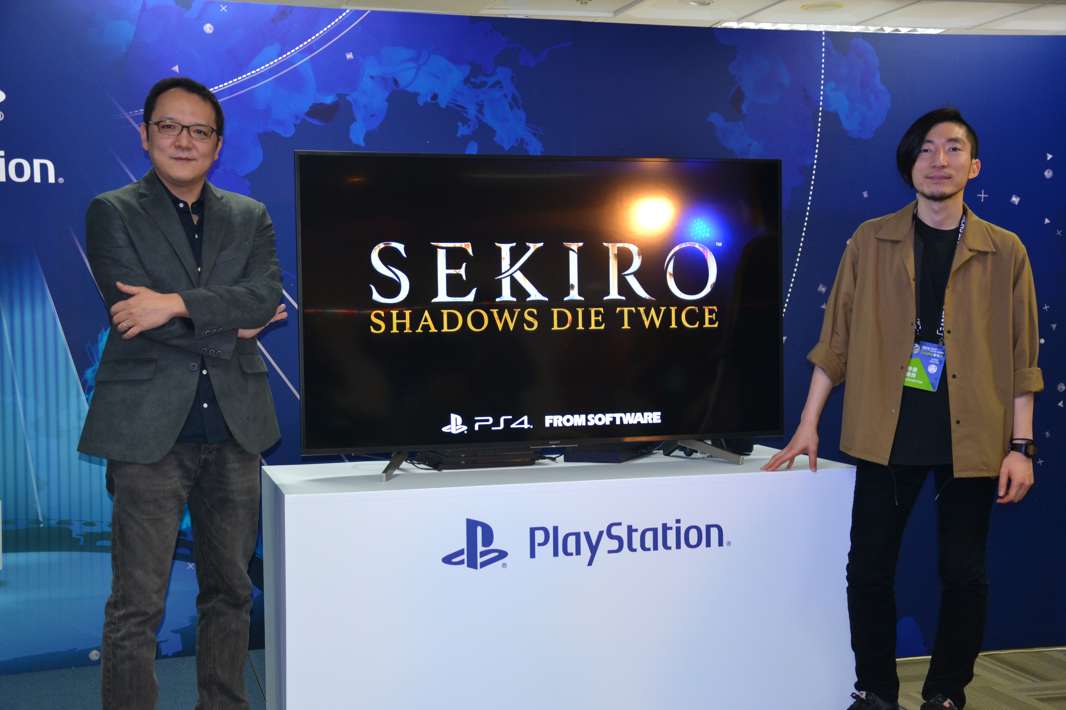 From Software社長宮崎英高（左）與市場經理北尾泰大（右）蒞臨今年台北電玩展。