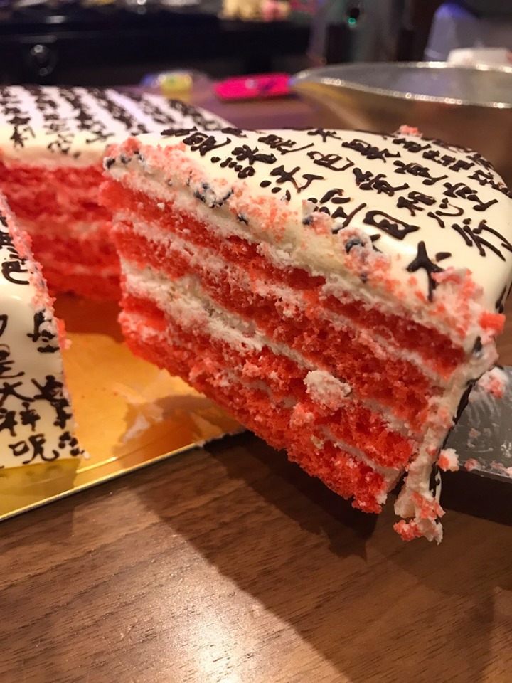 ▲這個蛋糕切開來後更是紅色的，讓網友紛紛大呼「這男的會被放生吧」。（圖／翻攝自日本風向球）