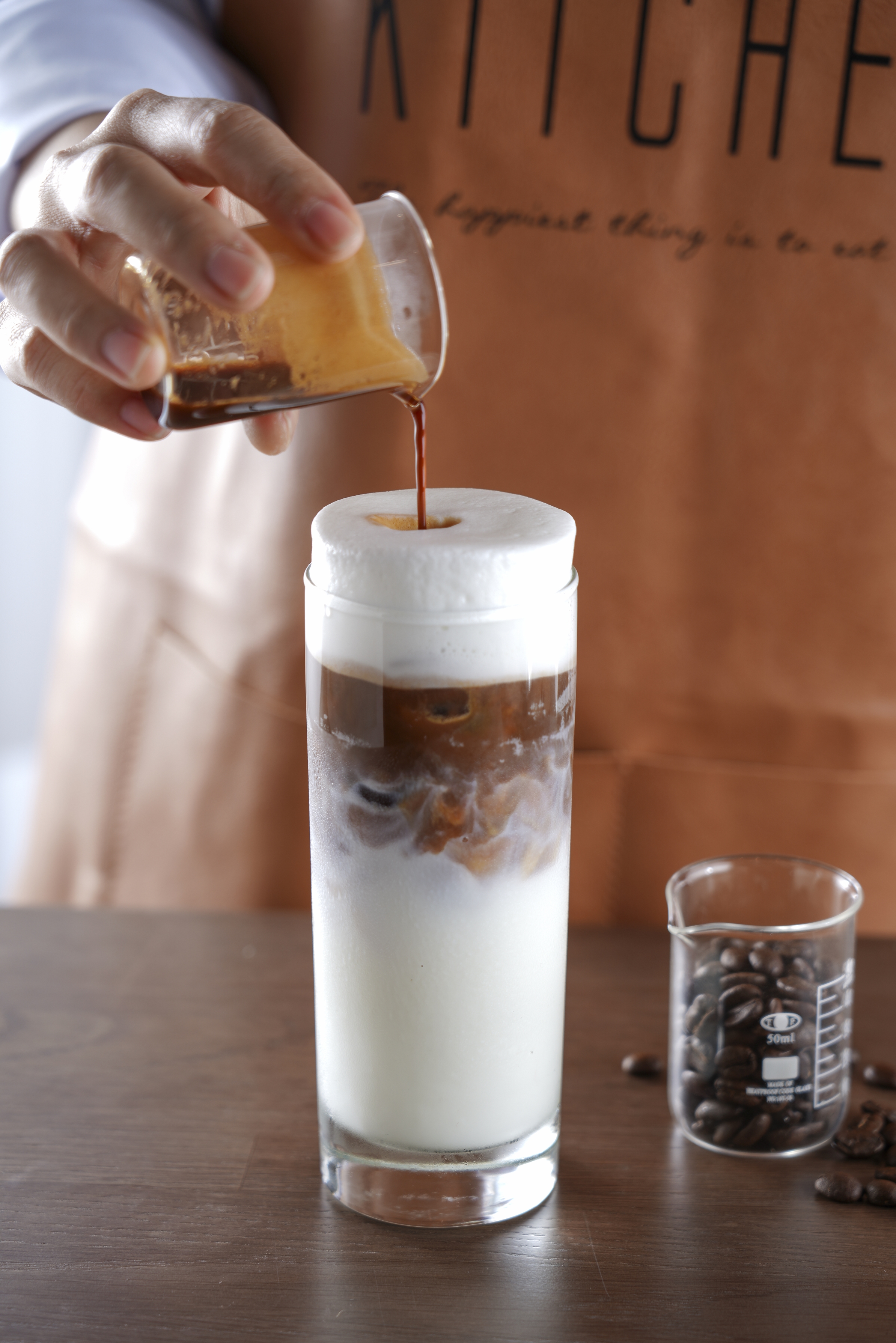 ▲連鎖現烘咖啡品牌cama café旗艦品牌「豆留森林」門市正式營運，首度跨足餐點。圖為帽子拿鐵，綿密的奶泡中倒入咖啡，上頭奶泡會忽然長高就像戴帽子一般。（圖／cama café提供）