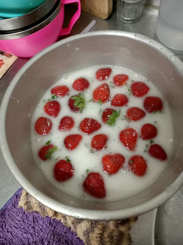 ▲網友分享洗草莓的妙方。（圖／翻攝氣炸鍋好好玩臉書）