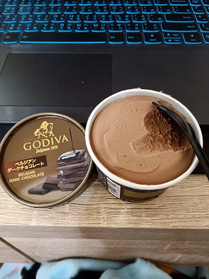▲好市多 Godiva 黑巧克力冰淇淋 6 顆 499 元，平均一顆大概只要 83 元，CP 值算頗高。（圖／翻攝自Costco好市多 商品經驗老實說）