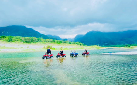 ▲沙灘車飆溪搭配東台灣的山海美景，全身心都將深刻投入大自然的懷抱。（圖/花蓮2B沙灘車提供）