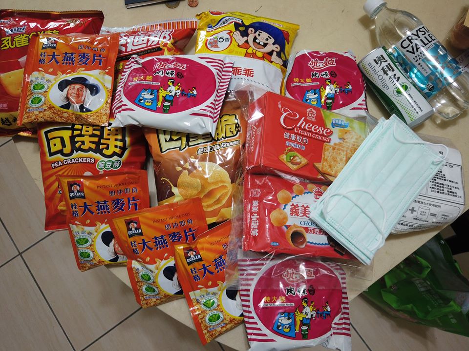 ▲法國網友貼出政府送的零食與飲品。（圖／翻攝 Communauté française à Taiwan 臉書）